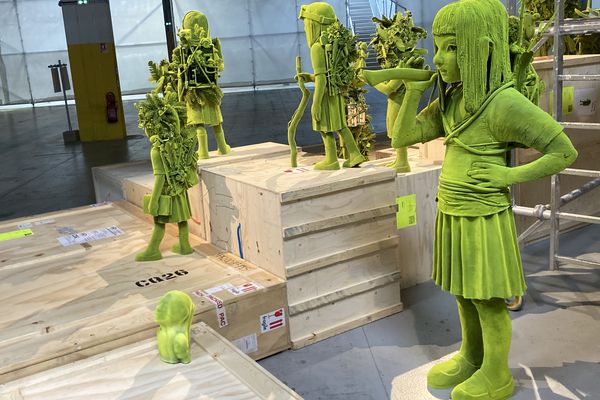 Les personnages "moussus" de Kim Simonsson présentés dans la plupart des lieux d'exposition de la Biennale • © Franck Giroud