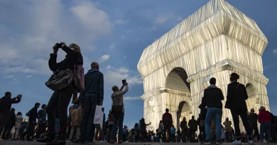 Des touristes venus voir l'Arc de Triomphe emballé par Christo, le 3 octobre 2021 à Paris en France (JOAO LUIZ BULCAO / HANS LUCAS)