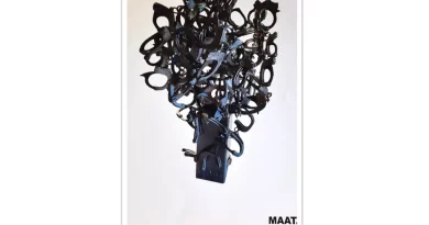 La sculpture est composée de 50 paires de menottes ayant appartenu à la police et la gendarmerie. • © Maat
