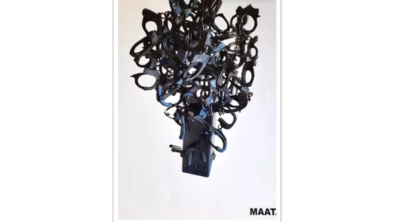 La sculpture est composée de 50 paires de menottes ayant appartenu à la police et la gendarmerie. • © Maat