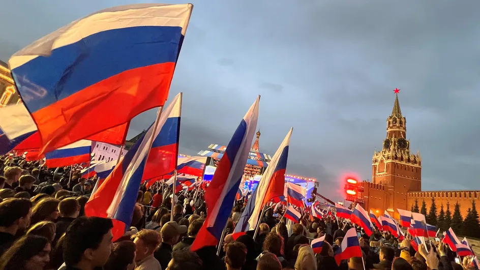 Des Russes fêtent l'annexion des quatre territoires ukrainiens, le 30 septembre 2022 à Moscou
